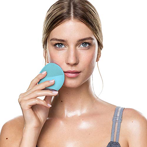 LUNA mini 2 de FOREO es el limpiador facial con modo anti-edad. Un cepillo facial sónico de silicona, para todo tipo de piel |Mint| Recargable a través USB