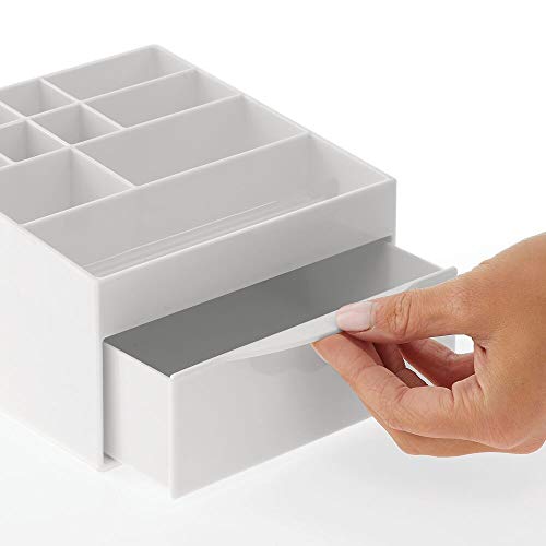 mDesign Caja organizadora para el cuarto de baño o el tocador – Organizador de cosméticos hecho de plástico – Caja de maquillaje con 11 compartimentos y un cajón – gris claro
