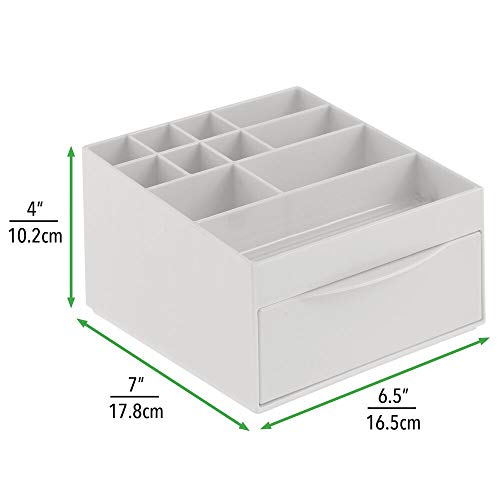 mDesign Caja organizadora para el cuarto de baño o el tocador – Organizador de cosméticos hecho de plástico – Caja de maquillaje con 11 compartimentos y un cajón – gris claro