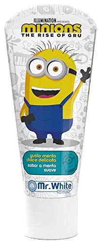 MR White – Minions - Kit de viaje / Set de higiene dental compuesto por: cepillo manual con ventosa y capuchón para remolacha, pasta de dientes 75 ml sabor a frutas, vaso y cómoda bolsa