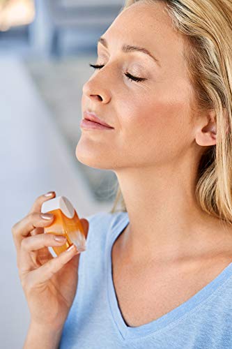 NIVEA SUN EdT Eau de Toilette (1 x 30 ml) con el original aroma de la crema solar NIVEA SUN, perfume para mujer en un icónico frasco de perfume, y Toalla NIVEA incluida