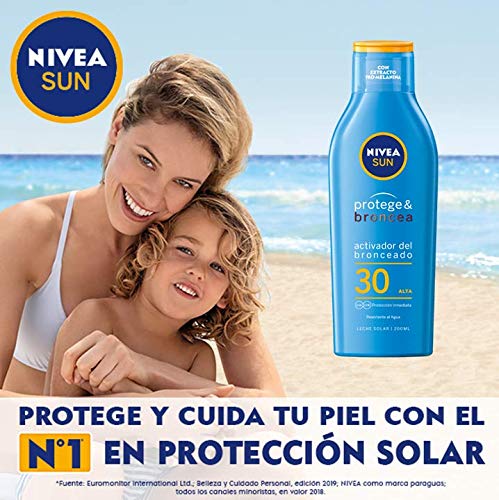NIVEA SUN Protege & Broncea Leche Solar Activadora del Bronceado FP30 (1 x 200 ml), potenciador del bronceado resistente al agua, protección solar alta