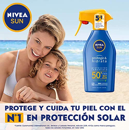NIVEA SUN Protege & Hidrata Spray Solar FP50+ (1 x 300 ml), protector hidratante y resistente al agua con protección UVA/UVB, protección solar muy alta en formato pistola