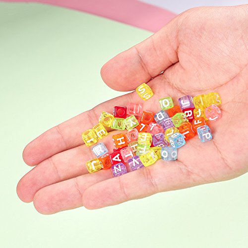 Whaline - 800 unidades de 4 colores acrílicos de letras del alfabeto en 4 estuches de almacenamiento con rosca de cristal de 40 cm para niños DIY joyería para hacer llaveros (6 mm)