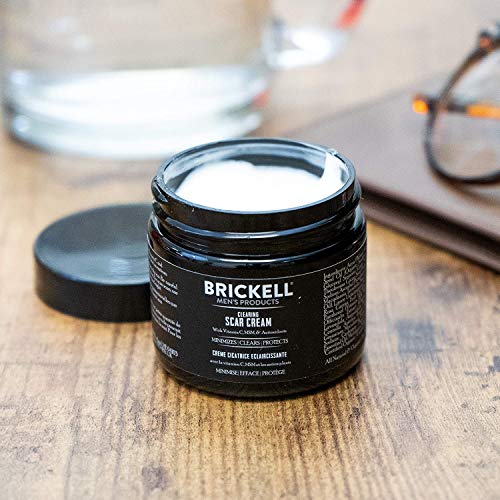 Brickell Men's Clearing Scar Cream para hombres, crema limpiadora de cicatrices natural y orgánica para reducir la apariencia de cicatrices e incluso pigmentación de la piel, 2 onzas, perfumadas