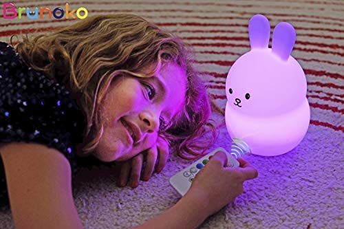 BRUNOKO luz nocturna infantil - lámpara quitamiedos portátil y USB recargable - lámpara infantil LED multicolor con mando - luz bebe Silicona suave y lavable - luz quitamiedos Diseñado en España