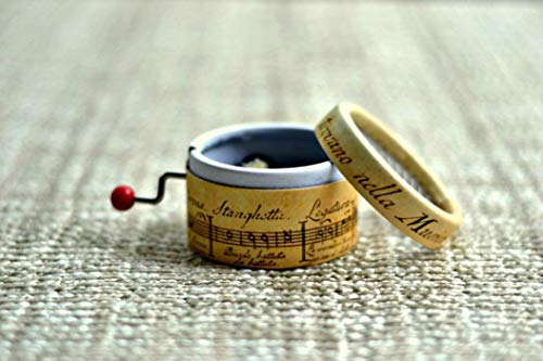 Caja de música La Vie en Rose con mecanismo musical de manivela. Estampado de pentagrama antiguo.