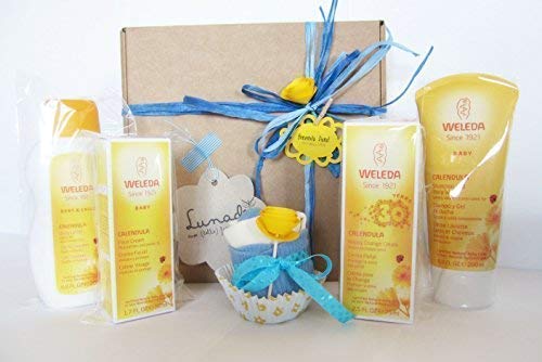 Canastilla WELEDA"Bienvenido Bebé" | Set de 4 Productos Weleda + Cupcake (Babero o Gorrito + Calcetines en Algodón) | Baby Shower Gift Idea | Tono Azúl, Para Niños