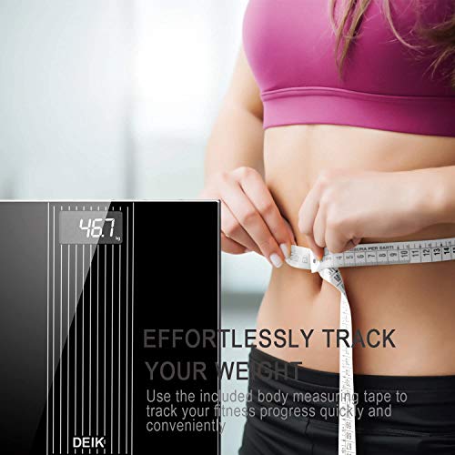 Deik Báscula Baño, Báscula Electrónica de Alta Precisión con Plataforma Transparente y Pantalla LCD Retroiluminada, 180 kg / 400lb, Incluida Cinta Métrica y 2 Baterías AAA, Negro