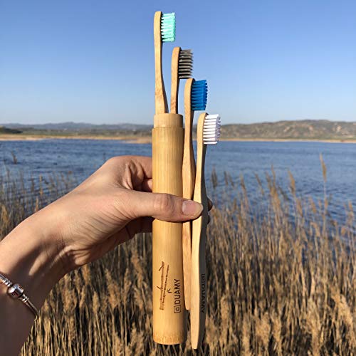DUAMY Cepillos de Dientes de Bambú, Ecológicos, 100% Orgánicos, Biodegradables, Naturales y Veganos. 4 Unidades con cerdas de carbón Naturales, Vegetales y Suaves + 1 x Estuche/Funda