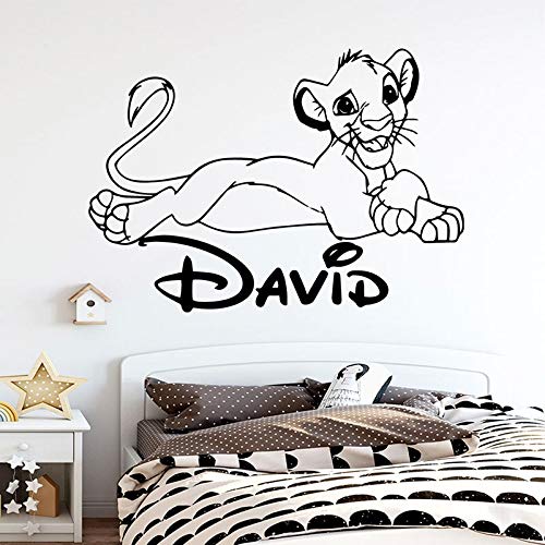 HNXDP Nombre personalizado Dibujos animados Rey León Etiqueta de la pared Vinilo Decoración del hogar Niños Habitación infantil Calcomanías infantiles 81x57cm