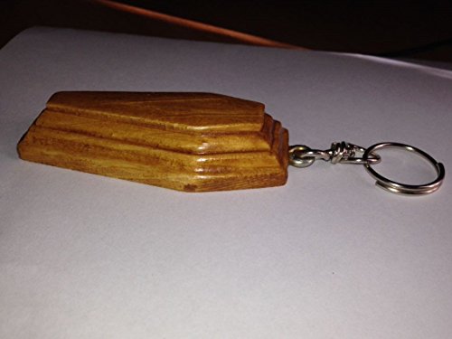 llavero de madera con forma de ataúd de color roble oscuro
