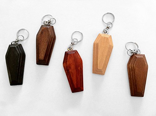 llavero de madera con forma de ataúd de color roble oscuro