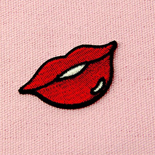 Los Labios Rojos Atractivos De Señora Bordaron El Hierro De La Insignia En Cosen En Remiendo