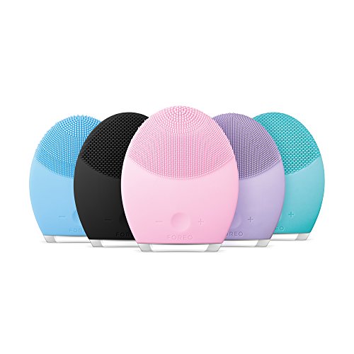 LUNA 2 de FOREO es el cepillo de limpieza facial anti-edad para Piel Mixta, Exfolia delicadamente y elimina las células muertas, reduce la visibilidad de los poros y de las arrugas