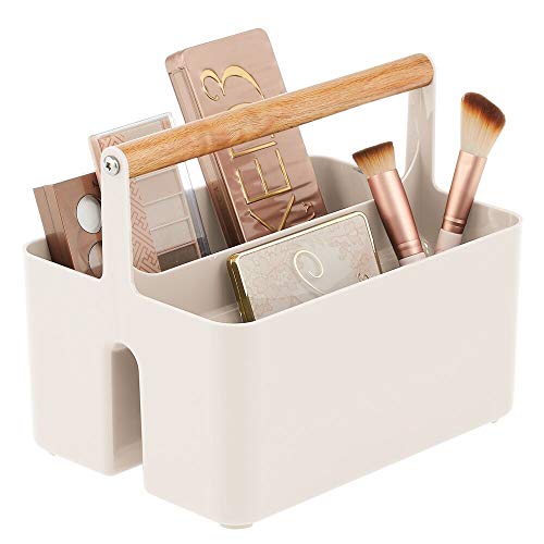 mDesign Cesta con asa para el baño – Caja organizadora con 2 compartimentos para cosméticos, maquillaje o pintaúñas – Organizador de cosméticos portátil de plástico con asa de madera – crema