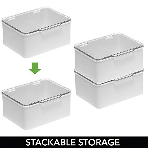 mDesign Organizador de maquillaje para lavabo o estantes de baño – Estuche de maquillaje con tapa para cosméticos, pintaúñas, etc. – Caja de plástico apilable – gris claro/transparente