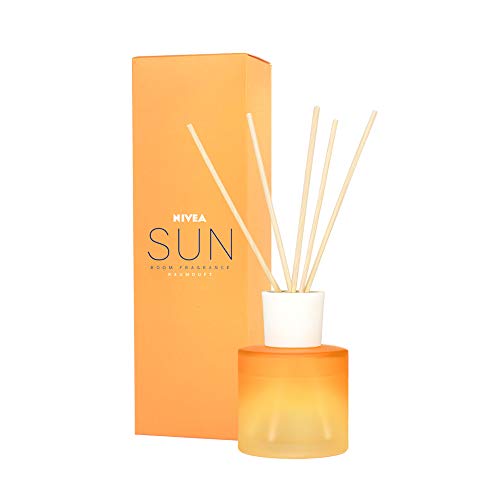 Nivea Sun Ambientador Concentrado, líquido ambientador con varitas con el Conocido Aroma de la Crema Solar Sun, Perfume de casa en Vaso de Vidrio opalino, 90 ml