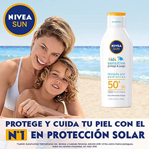 NIVEA SUN Kids Sensitive Protege & Juega Leche Solar para niños FP 50+ en pack de 6 (6 x 200 ml), protector solar infantil resistente al agua, protección solar muy alta