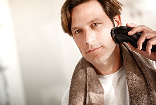 Philips S3110/06 - Afeitadora eléctrica en seco, con cuchillas ComfortCut, cabezales de 4 direcciones, negro cromado metálico