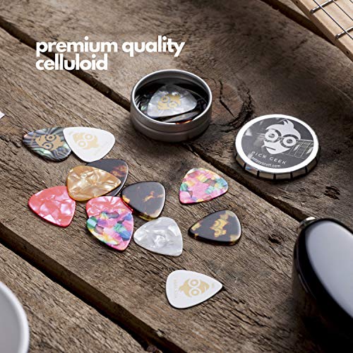 Pick Geek Púas para Guitarra | 16 Picks Geniales para su Eléctrica, Acústica y el Bajo | 4 Espesores | en un Lujoso Estuche de Metal | Regalo perfecto
