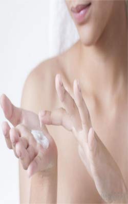 reestructuración crema corporal - también nutre y suaviza la piel seca - producto natural dermatológicamente probado - fabricado en Italia - 200 ml - 15,90 en lugar de ' 25,90 black friday