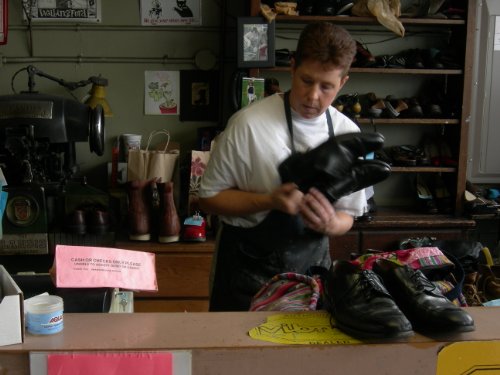 Shoe & Boot Repair Service Start Up Sample Business Plan! (English Edition)