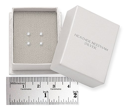 2 pares de plata de verdad circonitas cúbicas pendientes aretes - TAMAÑO: MUY PEQUEÑOS, PEQUEÑOS - 2 mm - muy pequeño y discreto. Consulte la segunda foto. 5549CL en caja de regalo