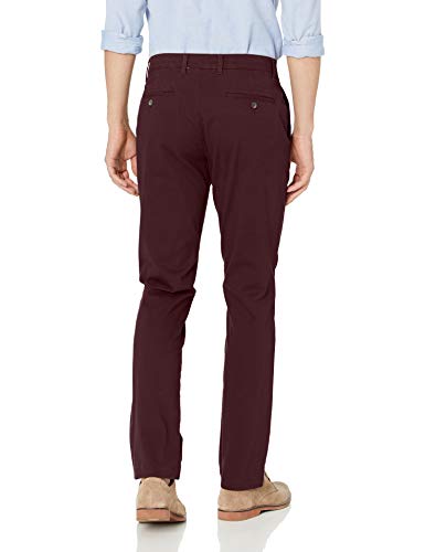 Amazon Essentials - Pantalones ajustados, elastizados e informales de color caqui para hombre, Burgundy, 32W x 33L