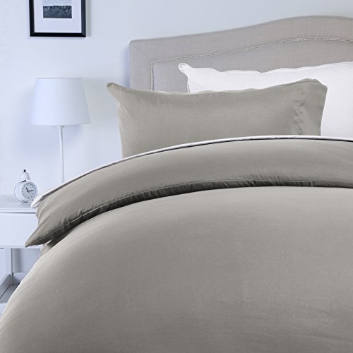 AmazonBasics - Juego de fundas de edredón y de almohada de microfibra, 260 x 220 cm + 2 fundas 50 x 80 cm - Gris topo