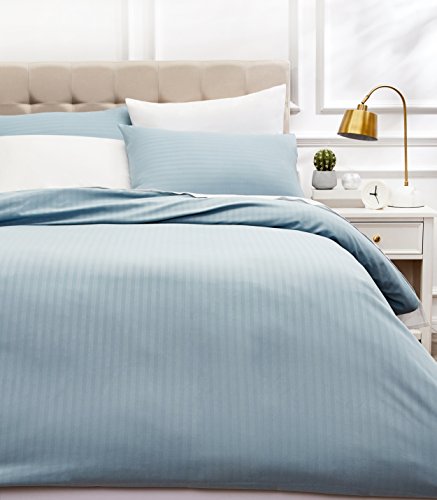 AmazonBasics - Juego de ropa de cama con funda nórdica de microfibra y 2 fundas de almohada - 220 x 250 cm, azul spa