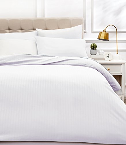AmazonBasics - Juego de ropa de cama con funda nórdica de microfibra y 2 fundas de almohada - 220 x 250 cm, blanco brillante