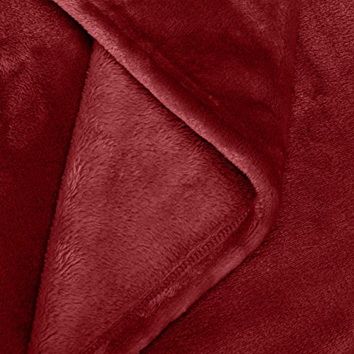 AmazonBasics - Manta Snuggle, hecha de suave felpa - 168 x 229cm - Borgoña