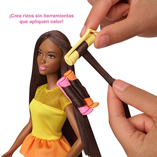 Barbie - Fashionista Ultimate Curls Muñeca morena con accesorios para peinar (Mattel GBK25)