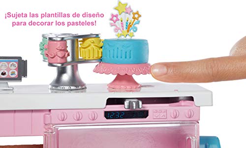 Barbie y su pastelería, muñeca con cocina y accesorios, regalo para niñas y niños 3-9 años (Mattel GFP59)