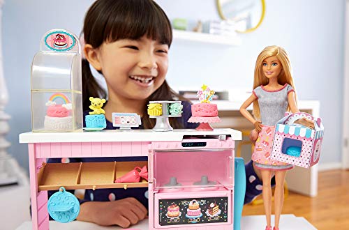 Barbie y su pastelería, muñeca con cocina y accesorios, regalo para niñas y niños 3-9 años (Mattel GFP59)