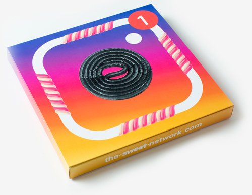 Caja golosinas Instagram 23x23cm con mensaje HAPPY BIRTHDAY, su interior contiene 750g de golosinas Fruit