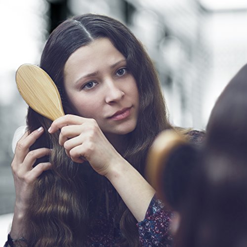 Cepillo para el pelo de bambú y cerdas de jabalí con alfileres para desenredar. Genial para desenredar el cabello. Los alfileres dirigen el pelo a las cerdas de jabalí, que vuelven el pelo sedoso.