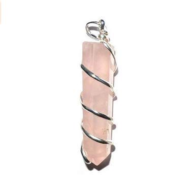 Colgante de cuarzo rosa envuelto en metal plateado: la piedra del amor sincero