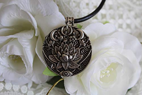 Collar Flor de Loto y Triple Luna - Regalo ideal para mujeres que practican Meditación y Yoga - Simbolismo de la Triple Diosa, el Renacimiento y la Plenitud - Grabado en ambos lados