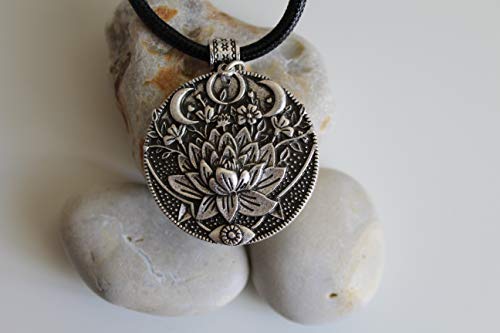 Collar Flor de Loto y Triple Luna - Regalo ideal para mujeres que practican Meditación y Yoga - Simbolismo de la Triple Diosa, el Renacimiento y la Plenitud - Grabado en ambos lados