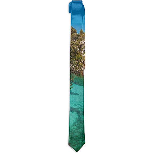 Corbata floral estampada para hombres, pequeño yate flotando en el mar Mallorca España Colinas Árboles forestales Vista panorámica, corbatas para hombres