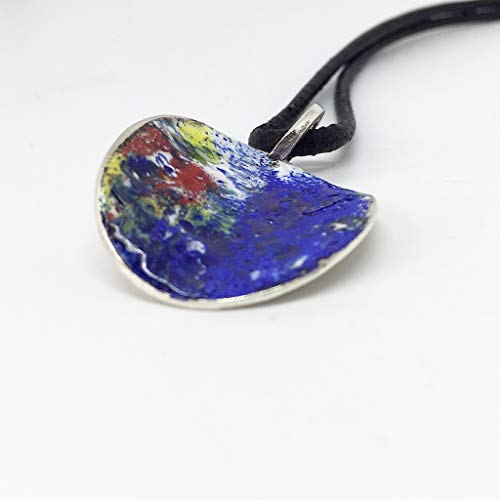 Exclusivo colgante colección “Barcelona” realizado en plata de ley y esmalte al fuego. Pieza única