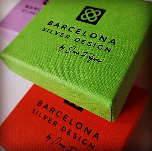Exclusivo colgante de la colección “Barcelona” realizado en plata de ley y esmalte al fuego. Pieza única de diseño ideal para cualquier ocasión.