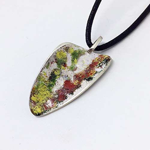 Exclusivo colgante de la colección “Barcelona” realizado en plata de ley y esmalte al fuego. Pieza única de diseño ideal para cualquier ocasión.