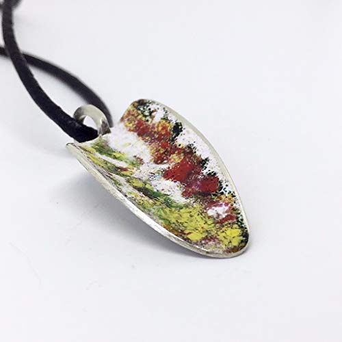 Exclusivo colgante de la colección “Barcelona” realizado en plata de ley y esmalte al fuego. Pieza única de diseño ideal para cualquier ocasión.