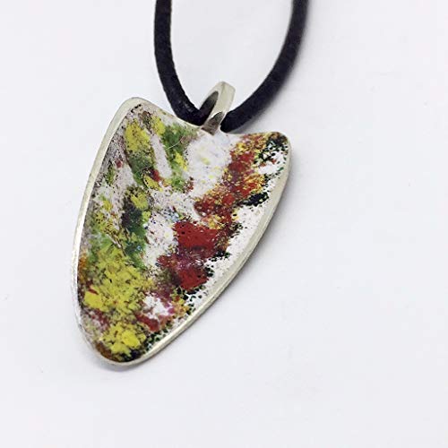 Exclusivo colgante de la colección “Barcelona” realizado en plata de ley y esmalte al fuego. Pieza única de diseño ideal para cualquier ocasión.