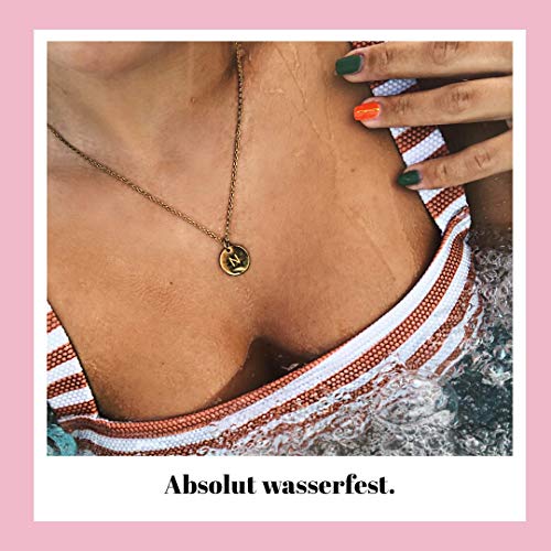 GD GOOD.designs EST. 2015 ® Collar con Letras en Oro, Colgante con Letra Inicial Redondo Chapado en Oro de 18K con Grabado en Relieve (Letra N)