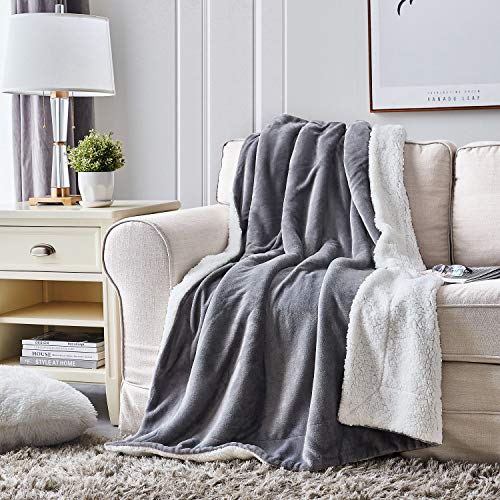 Hansleep Manta Reversible de Franela Sherpa, 150x200 cm Manta Polar para Sofá Cama, 100% Microfibra Cepillada Extra Suave Transpirable - Mantas de Pelo Cálida Acogedor, Gris Claro & Blanco
