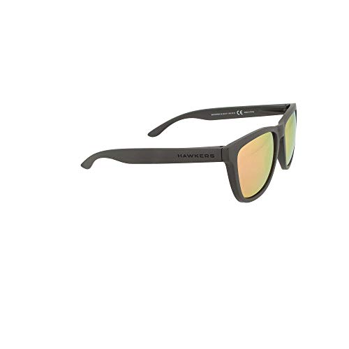 HAWKERS Gafas de Sol ONE Carbon Black, para Hombre y Mujer, con Montura Negra Mate y Lente Rosa Dorada Efecto Espejo, Protección UV400